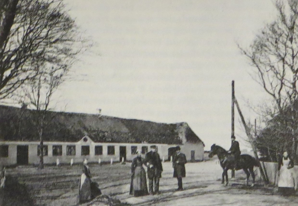 Some of the residents at the inn “Gredstedbro” in the 1890ies.